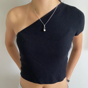 Svart off-shoulder topp - Super snygg svart topp som har en axel bar. Den är i storleken s men funkar även som xs. Den är knappt använd. Klicka inte på köp nu knappen utan för av dig till mig istället. 