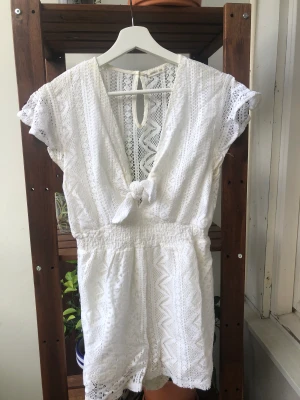 Somrig playsuit - Somrig liten spets playsuit. Har en fläck på linningen på insidan av nacken, men är inget märkbart