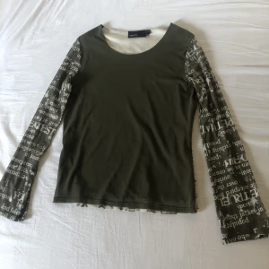 Långärmad meshtopp strl L - Långärmad tröja i printat meshtyg, i gott skick. Genomskinliga ärmar men dubbelfodrad och ogenomskinlig kropp. Köparen står för frakt. Dma gärna vid frågor eller funderingar:)
