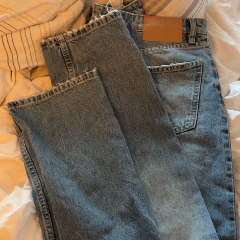 Straight midwaist zara jeans strl 36. Säljer pga för små och aldrig använda! så nyskick. Jeans & Byxor.