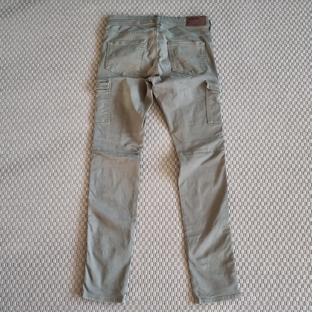 Khakifärgade jeans cargomodell. Skinny, low waist. Använda nån enstaka gång. . Jeans & Byxor.