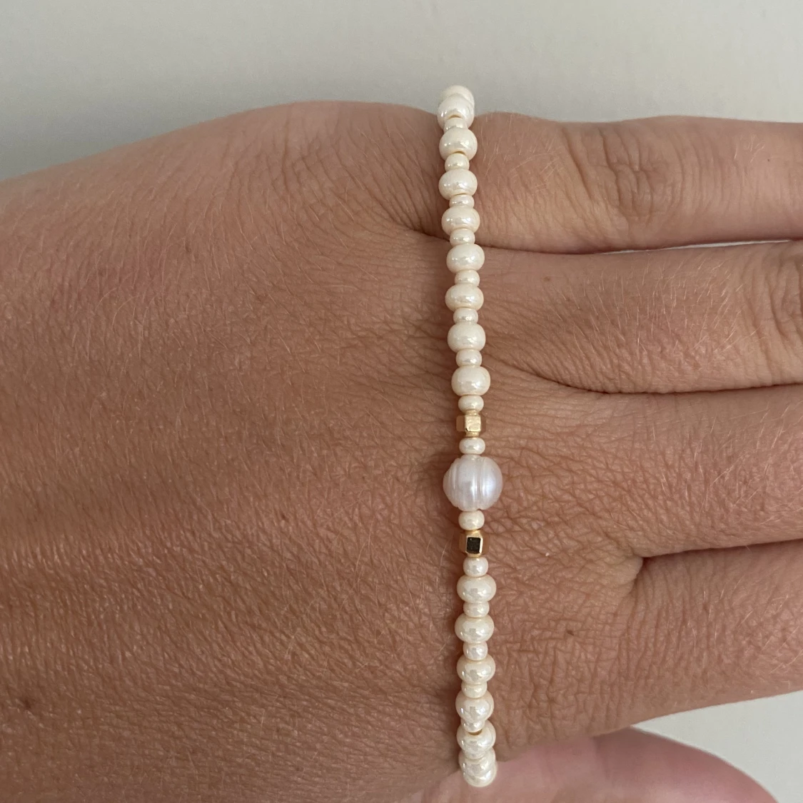 Handgjort armband i beige och guld 