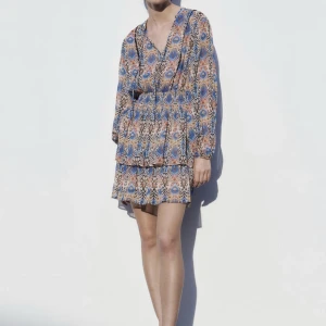 Klänning😝 - Säljer denna populära klänning i storlek xs ifrån Zara som är slut i lager online🌸💞säljer pga kommer inte till användning och är använd  en gång😝