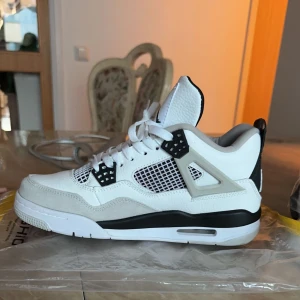 Air Jordan 4 - Helt nya Jordan 4! Fick två nya par av en släkting som dom inte passade på, men dom passar inte mig heller. Den ena är storlek 41 och den andra 40. Pris diskuteras, kan säljas billigare vid snabb affär