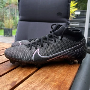 Nike fotbolls skor - Storlek 38 använda en säsong 