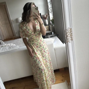 Bikbok långklänning  - Oanvänd med prislappen kvar. Ny pris 499kr. Storlek Xs. Justerbar band i midjan