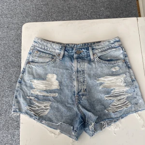 Jeansshorts  - Jeansshorts i fint skicka. Använda några gånger. 