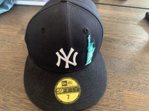New York Yankees keps strl 7 - New york Yankees keps strl 7. Oanvänd och endast legat på en hylla. Pris 220