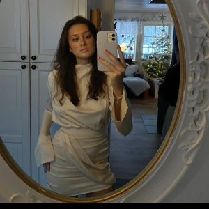 Jättefin klänning i liknande silkes, satin material. - Säljer den här jättefina klänningen pga att den är för liten för mig tyvärr. Den är köpt på bikbok för ca 2 år sen och har använts 2 gånger. Den har dragkedja i sidan på klänningen vilket gör att den är enklare att knäppa och ta på. 🤩💛