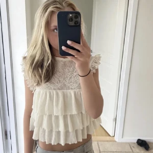 Broderad topp Zara - Säljer denna så fina toppen från Zara då den ej kommer till användning längre. Första bilden är lånad, hör av er vid frågor eller intresse utav köp!☺️