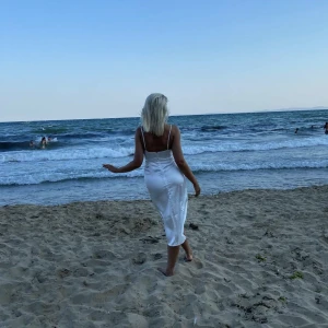 Vit satin klänning! - Säljer denna från Bianca Ingrossos kollektion för Nelly!😍