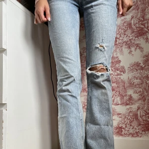 Gina Tricot jeans - Jag säljer ett par Bootcut jeans från Gina Tricot i storleken 152⭐️ De kommer inte till användning just nu då de inte är min stil längre, de har varit väl omhändertagna och har inga defekter💗 köparen står för frakt & jag står inte för postens slarv💕
