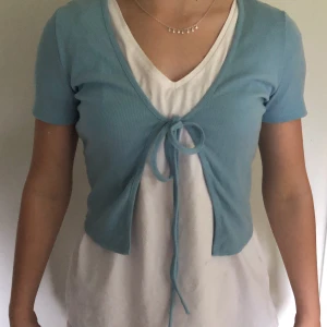 Blå topp - Fin blå topp som man knyter, från shein stl xs. Kontakta för fler bilder💙