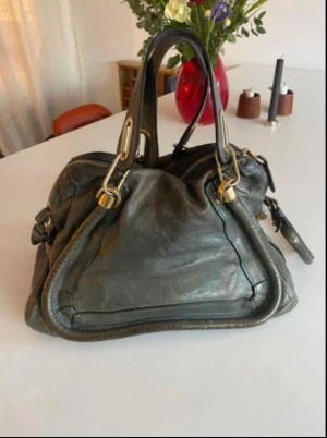 Chloé väska - Svagt olivgrön, lite trasig i fodret, därav lågt pris.