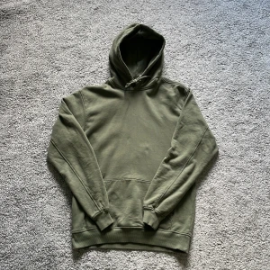 Vailent - Grön hoodie   - En mörkgrön hoodie i bra skick säljes från märket Vailent. Använd ett fåtal gånger.