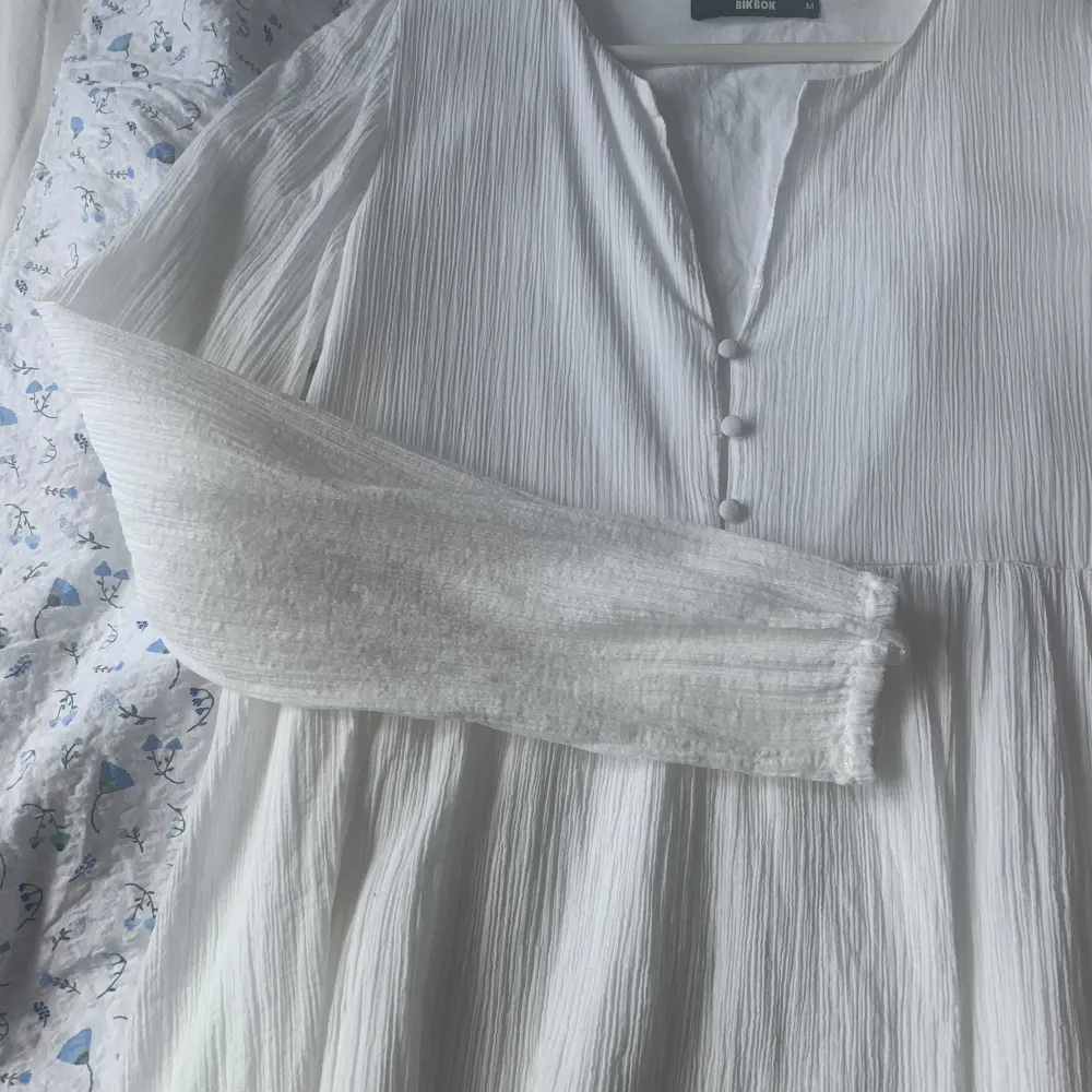 Super söt klänning från bikbok. Använd 1 gång och tvättad efter. Passar i längden för någon som är 160-165 eller under. Inga defekter och använd gärna köp nu🫶🏼. Klänningar.