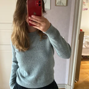 Vero Moda stickad tröja  - FLEXIBEL M PRIS. Den populära stickade tröjan från vero Moda som inte säljs i denna färg längre. Nyskick knappt använd och har inga fläckar eller hål. Säljs pga för liten. Färgen på tröjan är grön/blå/grå. Passar Xs-M