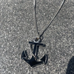 Ankare halsband - Längre halsband med ett ankare som berlock. Fint skick