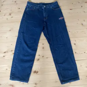 Hej säljer ett par Sweet SKTBS jeans i storlek S vilket motsvarar 30/30 skulle jag tro, jeansen är i nyskick och knappt använda