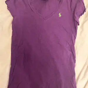 Ralph lauren T-shirt i storlek xs, lila med grönt märke. 