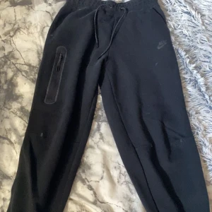 Svarta nice tech byxor - Svarta nice tech byxor i stolek S🤩  Använda ungefär 3-4 gånger!