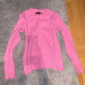 Rosa stickad tröja - Rosa stickad tröja från Veromoda! Tröjan är lite nopprig men inte mycket andvänd. Den sticks inte!