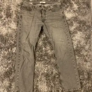 Riktigt fräscha jeans som är sparsamt använda. Säljs billigt då jag rensar garderoben! Storlek 31/30