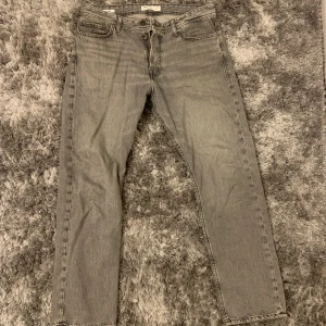 Jack & jones - Riktigt fräscha jeans som är sparsamt använda. Säljs billigt då jag rensar garderoben! Storlek 31/30