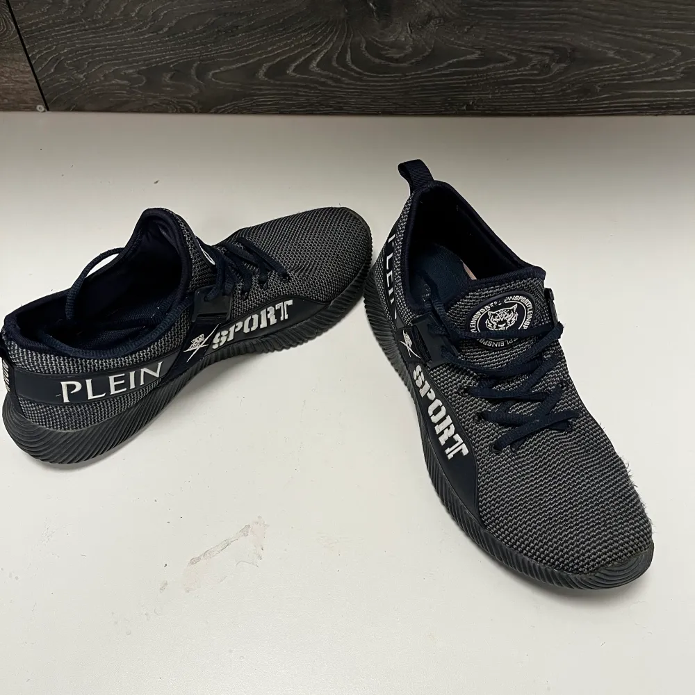 Nästan oanvända Plein sport skor Blå färg storlek 42. Skor.