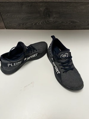 Tränings/vardags skor - Nästan oanvända Plein sport skor Blå färg storlek 42