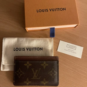 Louis Vuitton korthållare - Säljer nu min korthållare i bra skick från Louis Vuitton.  Skick: 4/5 Färg: Brunt monogram canvas Nypris: 2500kr 