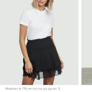Svart volangkjol  - Svart volangkjol från BikBok. Anävnd någon enstaka gång. 