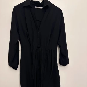 Känning  - Klänning från Zara storlek S Snöre att knyta vid midjan  60kr + frakt 