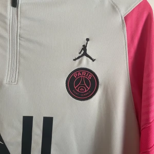 PSG TRÖJA bra skick - Storlek M, använd 4-5 gånger fint skick. Köpt för 1300kr 