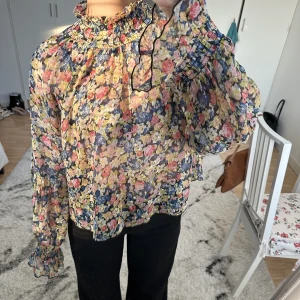 Blommig blus - Fin blommig blus från bikbok i nyskick. ❗️3 för 2 på allt❗️