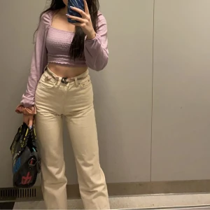 Beige/vita Weekday Jeans 24/30 Rowe - Beige vita Weekday Jeans i modellen Rowe som är mellan till högmidja med raka ben  Storleken är W24 L30  Säles pga utomladsflytt  Köparen står för frakten  Samfraktar vid köp av fler plagg  Priset kan diskuteras vid köp av fler plagg