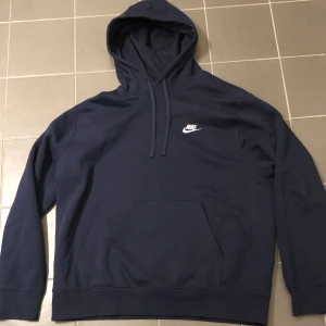 Ny Nike hoodie! - Den är storlek L och för stor på mig. Slarvade bort kvittot så det går dessvärre inte att returnera den. Säljes för ungefär halva priset av det jag köpte den för :)