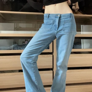 Wrangler jeans - Intressekoll på ett par så fina lågmidjade wrangler jeans som jag köpte för 800kr och är i ny skick Midjemått=74 Innerbenslängden=78 Skriv privat om man har frågor💞
