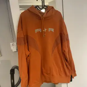 En orange tjock tröja i storlek L 