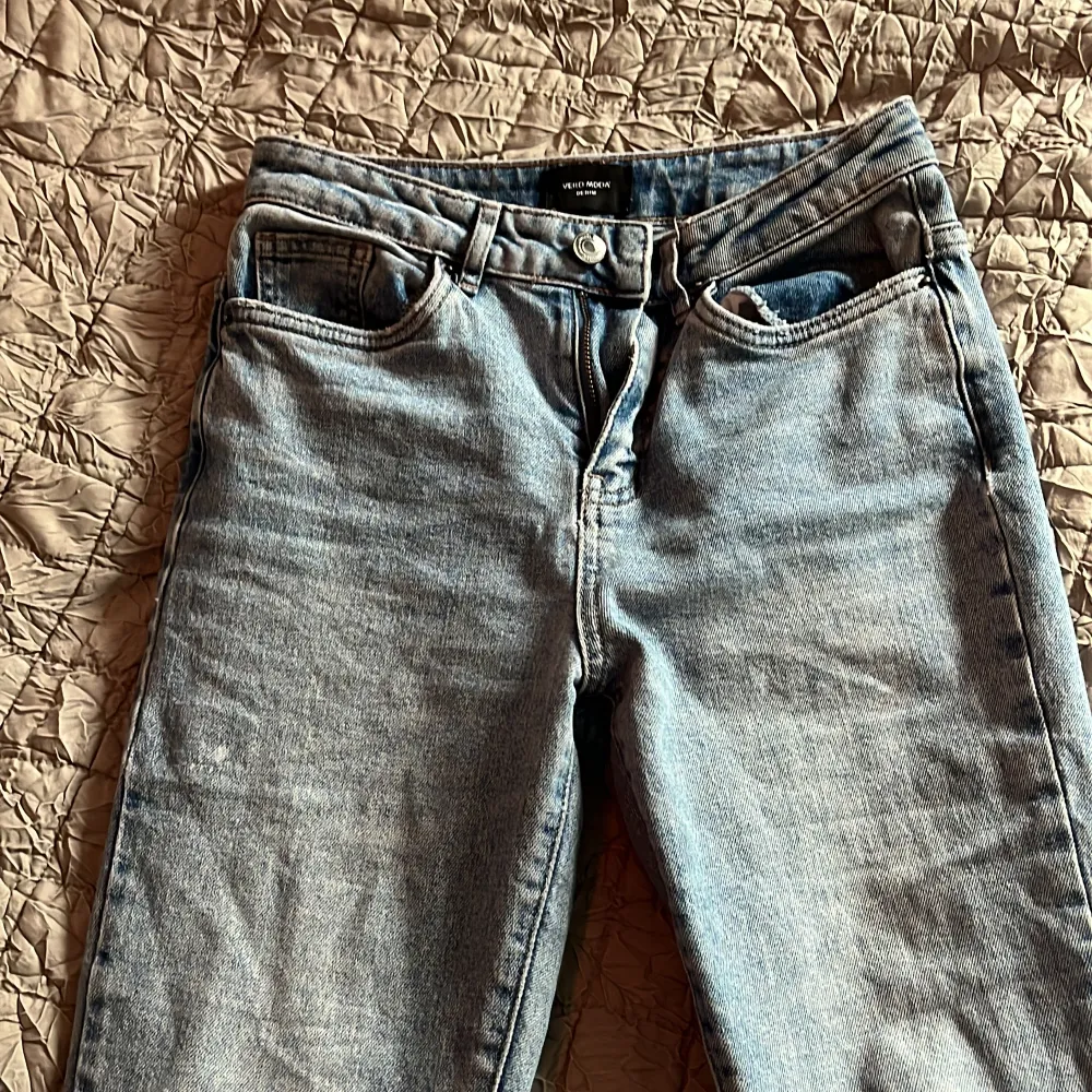 Lågmidjade jeans från veromoda jag säljer dom för att dem är lite för korta för mig (jag e 160) dom är bootcut med slits. Har inte andvänts mycket. Dom är stoleken 25 i midjan och 30 på längden.. Jeans & Byxor.