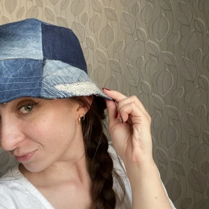 Destroyed denim buckethat  - Handgjord buckethat av återvunnet/upcyclat denim. 
