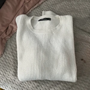 Vit stickad tröja - Jätte söt vit stickad tröja i jätte skönt material, säljs då jag har så många andra så denna inte kommer till användning! 