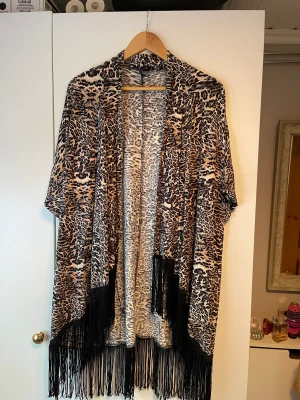 Kofta - Leopardmönstrad kofta. Storlek: XL. 