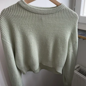 Stickad tröja  - Stickad tröja från h&m, använt skick så den har blivit lite nopprig 