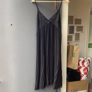 Svart sommarklänning  - Superfin svart sommmarklänning. Har så fina och söta detaljer på. Älskar men är lite för liten för mig och den behöver kärlek. Sista bilden är på när jag klippt i klänningen vid dragkedjan, men går att sy om man vill det eftersom det är en sån liten bit!
