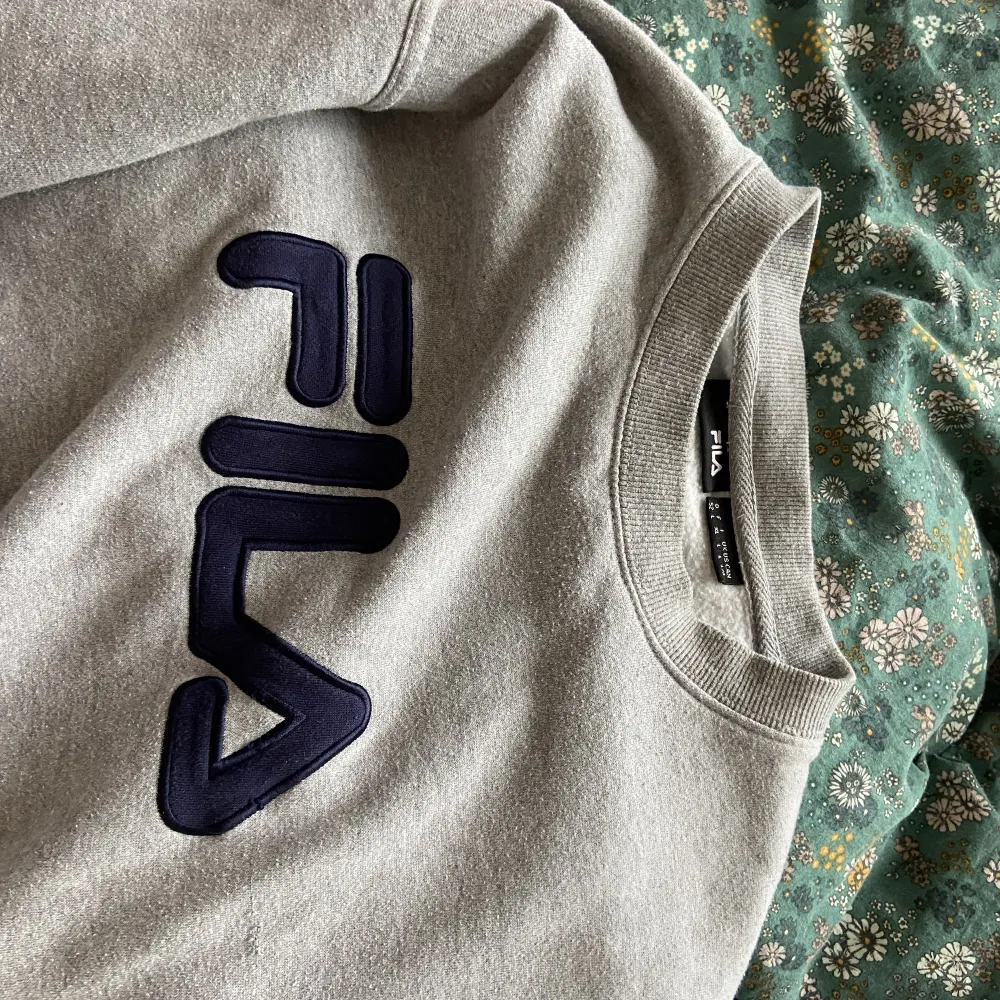 Säljer denna otroligt fina oversized vintage Fila tröja som är köpt på en secondhand i Köpenhamn!💕. Hoodies.