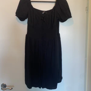 Klänning från bikbok - Superfin klänning från bikbok, köpte förra året och säljer bara för att den är för stor :( hann knappt använda den så väldigt bra skick! 👍🏼