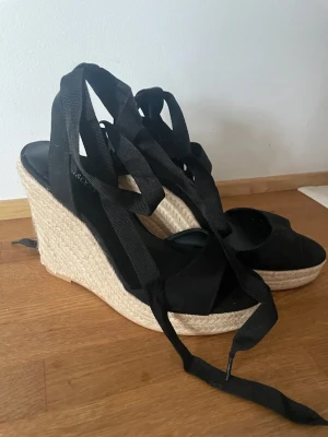 Chil klack sandaletter  - Svart tyg med 12 cm klack och 2,5 cm platå 