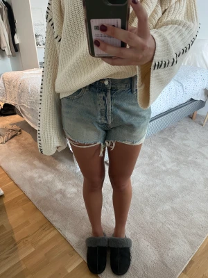 Zara shorts - Oanvända (endast testade) jeans shorts från zara. Köpta för ca tre veckor sen men har ej kommit till användning