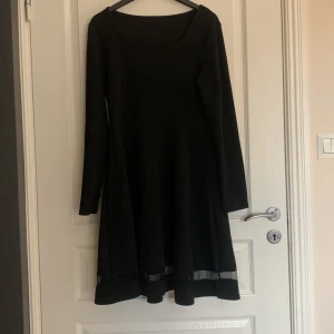 Svart klänning - Den är köpt utomlands därför är det ingen storlek men 40/42 skulle jag tro. Använd fåtal gånger inga skador.